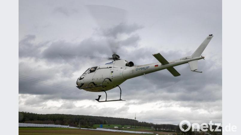 Aus dem Hubschrauber heraus prüfen Techniker der Bayernwerk Netz die Hochspannungsleitungen. Die Befliegungen finden regelmäßig im gesamten Netzgebiet statt. Bild: Christian Martens/Bayernwerk/exb