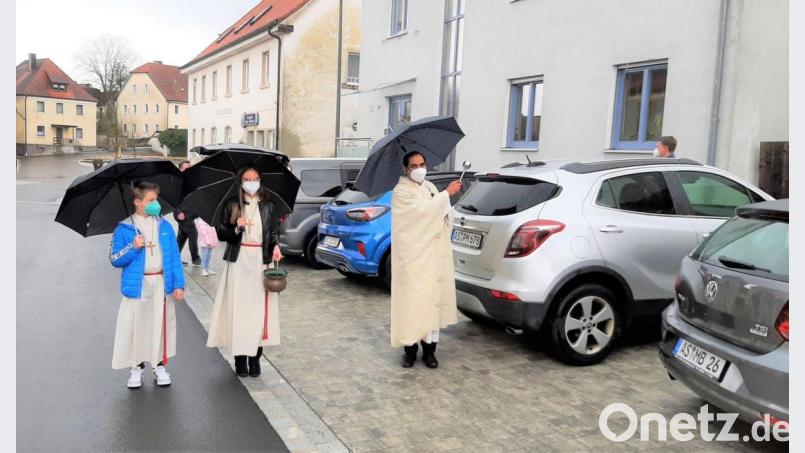 Fahrzeugsegnung in Großschönbrunn (von links): Sebastian und Sophie Lederer mit Pfarrer Benny Joseph. Bild: Hans Apfelbacher/exb