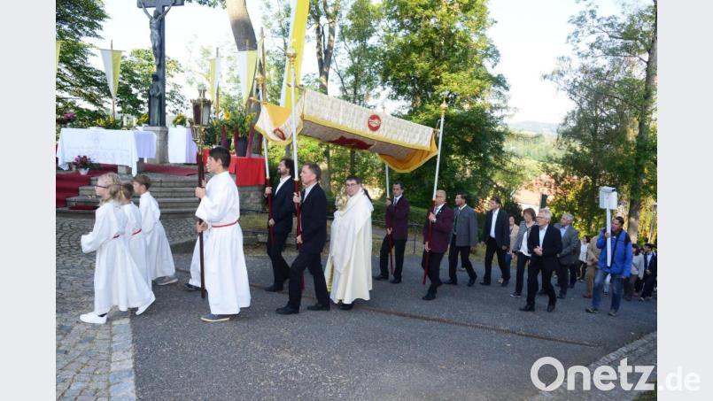 Zum Kreuzbergfest im September 2019 zog Stadtpfarrer Pater Hans Ring letzmals mit dem Allerheiligsten von der Stadtpfarrkirche St. Sigismund hoch zur Kreuzbergkirche. Archivbild: bey