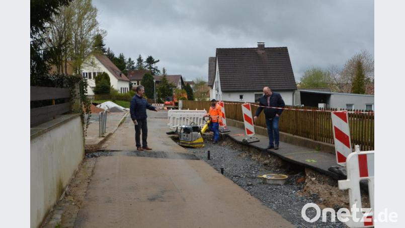 In der Wiesenstraße sind derzeit die städtischen Bauhofmitarbeiter mit der Erneuerung des Straßenzugs beschäftigt. Nun haben sich Bürgermeister Andreas Wutzlhofer (links) und Außendienstleiter Karl Frey von den Arbeiten überzeugt. Wassermeister Markus Süss (Mitte) übernahm mit seinen Kollegen sämtliche Arbeiten am Wasserversorgungsnetz. Bild: dob