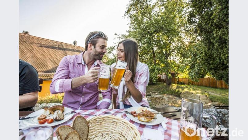 Anstoßen mit einer Zoiglhalbe und dazu eine gute Brotzeit: Ab Montag dürfen die Biergärten im Landkreis Tirschenreuth wieder öffnen. Bild: Thomas Kujat/Tourismuszentrum Oberpfälzer Wald/exb