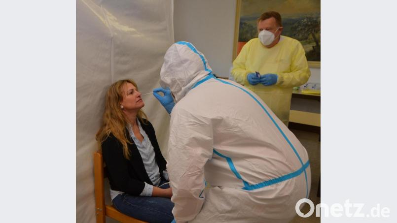 Ganz unkompliziert können sich Testwillige seit kurzem zweimal in der Woche im Rotkreuzhaus auf das Corona-Virus testen lassen. Bereitschaftsleiter Josef Solfrank (rechts) koordiniert den Einsatz mit rund 20 ehrenamtlichen Kräften. Wegen Muttertag gab es am Samstag sogar einen Extra-Termin. Bild: dob