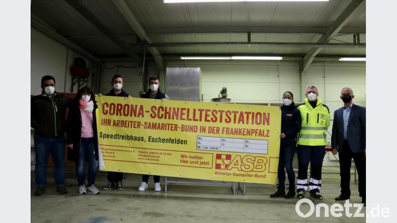 Sie sind für dem Teststart bereit (von links): Richard Leißner (Kommandant FFW Eschenfelden), Sonja Linn, Armin Linhard (Kommandant FFW Achtel), Koordinator vor Ort Jürgen Leißner, Nina und Andreas Brunner vom ASB-Regionalverband Jura und Geschäftsführer Horst Linn von der Firma Linn High Therm. Bild: lei
