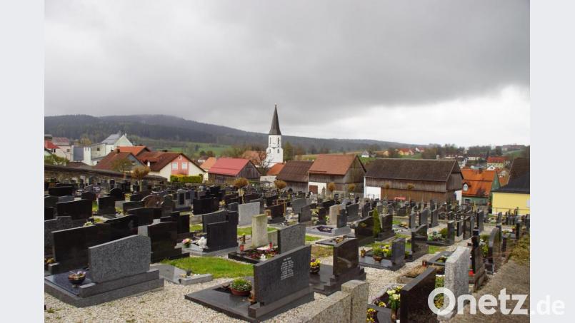 Ein Ort des Friedens und der Pietät sollte der Friedhof in Schönsee sein. Doch seit Monaten stören Blumen- und Kerzendiebstähle die Ruhe. Und in einem Fall irritiert eine ungebetene Pflanzaktion auf einem frischen Grab. Bild: bl