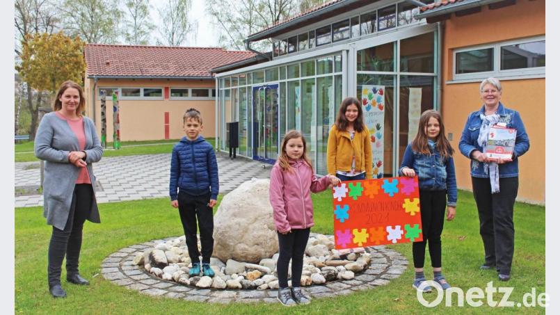 Gunda Hagn (rechts) bedankt sich für die Spende bei den Kommunionkindern und der Organisatorin Silvia Merter (links) Bild: twi