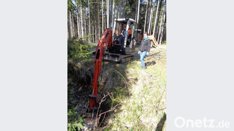 Bürgermeisterin Sonja Meier (rechts) macht sich ein Bild von den Arbeiten. Hier baggert Bauhof-Mitarbeiter Michael Baier einen großen Ablauf aus. Bild: amö