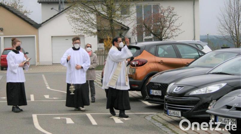 Fahrzeugsegnung in Freihung (von links): Hanna und Stefan Wisneth mit Pfarrer Benny Joseph. Bild: Hans Apfelbacher/exb