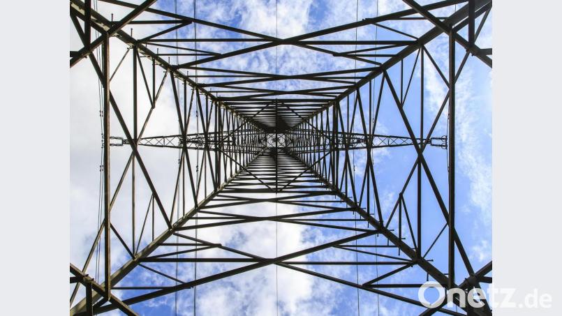 Der Ersatzneubau des Ostbayernrings – hier ein Mast bei Schwandorf – soll im Herbst 2023 ans Netz. Bislang hat der Netzbetreiber Tennet noch kein Baurecht. Bild: Hösamer