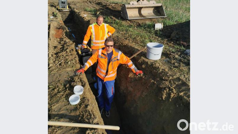 Bauhofleiter Volkmar Sirtl (im Hintergrund) mit Bauhofmitarbeiter Thomas Löw bei den Arbeiten für die neue Wasserleitung nach Scheibe. Bild: nza