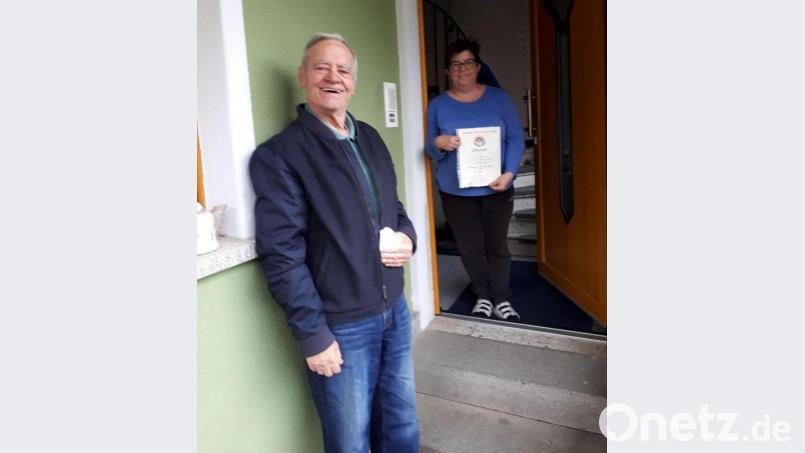 Gauschützenmeister Manfred Muck (links) zeichnete Nicole Schmidt aus. Bild: Muck/exb