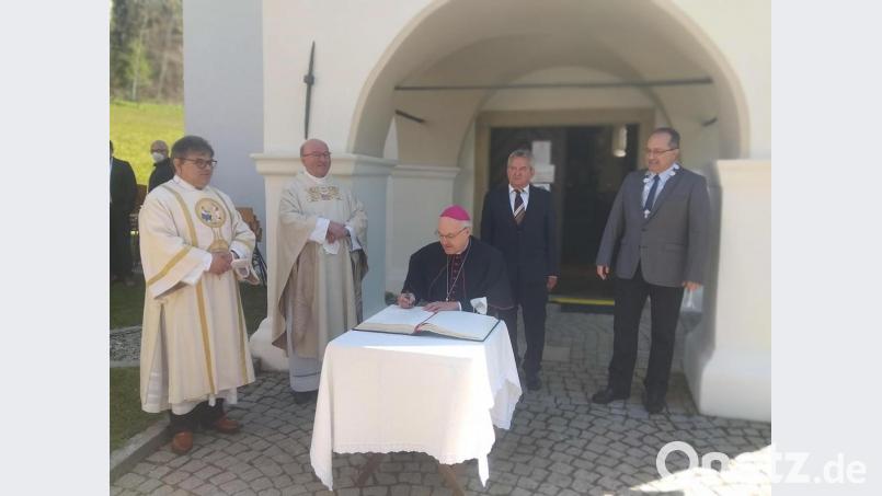 Bischof Dr. Rudolf Voderholzer (Mitte) trägt sich in das Goldene Buch der Marktgemeinde Tännesberg ein - im Beisein von Bürgermeister Ludwig Gürtler, Kirchenpfleger Hans Maier, Pfarrer Wilhelm Bauer und Diakon Norbert Hammerl (von rechts). Bild: rfi