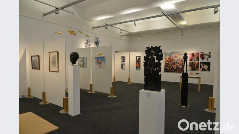 Kultur in der Vor-Coronazeit, als Ausstellungen (wie diese der Amberger Künstler in der Stadtgalerie) noch in Präsenz stattfanden und Galerien Orte waren, an denen man Kunst begegnete und sich mit ihr auseinandersetzte. Die Kunstpreisträgerinnen von 2020 schlagen Pandemie-bedingt einen alternativen Weg ein: Sie switchen auf Instagram um. Archivbild: Petra Hartl