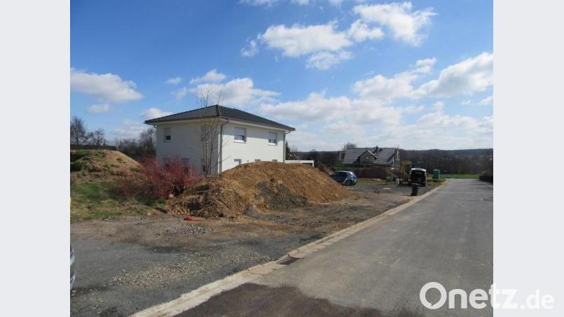 Auch an der Verbindung zwischen der verlängerten Schulstraße und der Raiffeisenstraße im Bereich der früheren Bahnlinie wird viel gebaut. Bild: kgg