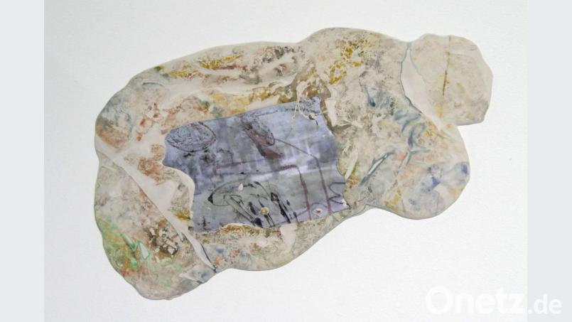Ein Kunstwerk von Julia Himmelhuber, die in Amberg zur Schule ging, jetzt aber in Nürnberg lebt und als Kunstlehrerin unterrichtet. Auf einer Glasplatte bemalt Julia Himmelhuber Stoffe und überträgt sie dann auf Gips. Bild: Julia Himmelhuber/exb