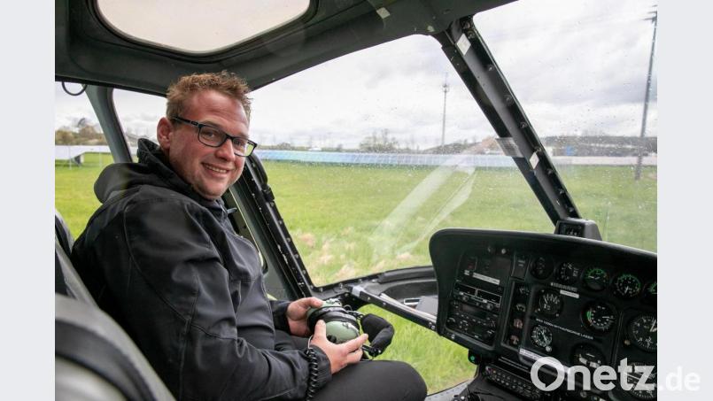 Servicegruppen-Mitarbeiter Johannes Bauer prüft aus dem Hubschrauber die Hochspannungsleitungen der Bayernwerk Netz im Nord-Osten des Netzgebiets. Rund 900 Kilometer Leitungen stehen in diesen Tagen noch auf dem Flugplan. Bild: Christian Martens/Bayernwerk/exb