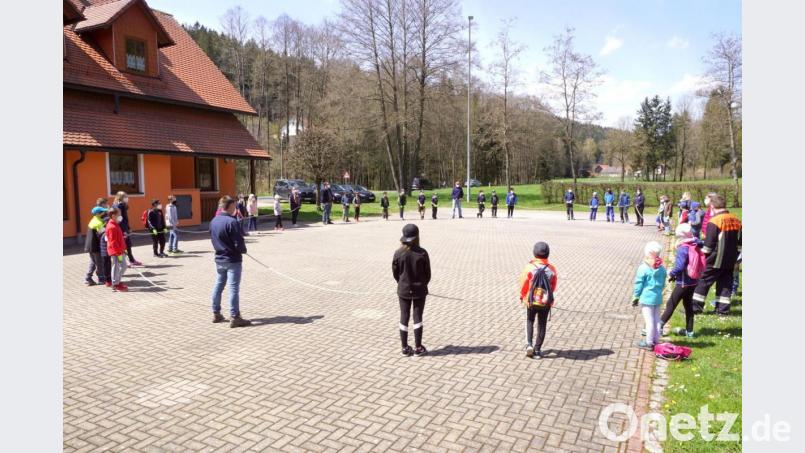 Zum Beginn jeder Gruppenstunde bilden alle kleinen Feuerdrachen und ihre Feuerdrachenbändiger, sprich Betreuer, einen Begrüßungskreis. Er war bei der Gruppenstunde wegen Corona besonders groß. Bild: bkr