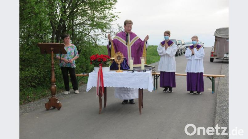 Wir glauben nicht an einen Automatengott, der alle meine Wünsche in meinem Egoismus erfüllt“, betonte Stadtpfarrer Thomas Kraus beim Bittgottesdienst am Läufer Kreuz. Mesnerin Marlene Weichs-Koller (links) trug die Lesung und die Fürbitten vor. Bild: jzk