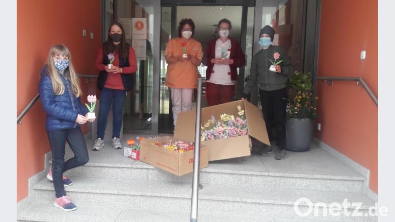 Die Mädchen und Buben ließen ihre kreative Ader walten und so stellten sie bunte Blüten mit Übertöpfen her, die sie den Senioren im Walter-Siegert-Caritasheim vorbeibrachten, um ihnen eine Mai-Freude zu bereiten. Bild: dob