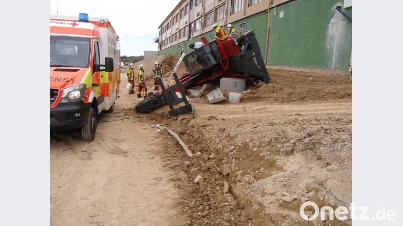 Der Telelader ist bei einer Baustelle in Parkstein abgerutscht und umgekippt. Bild: Polizeiinspektion Neustadt/exb