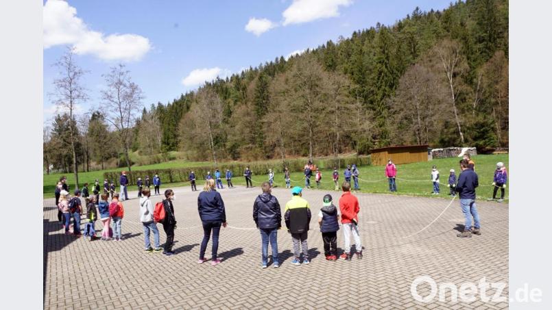 Zum Beginn jeder Gruppenstunde bilden alle kleinen Feuerdrachen und ihre Feuerdrachenbändiger, sprich Betreuer, einen Begrüßungskreis. Er war bei der Gruppenstunde wegen Corona besonders groß. Bild: bkr