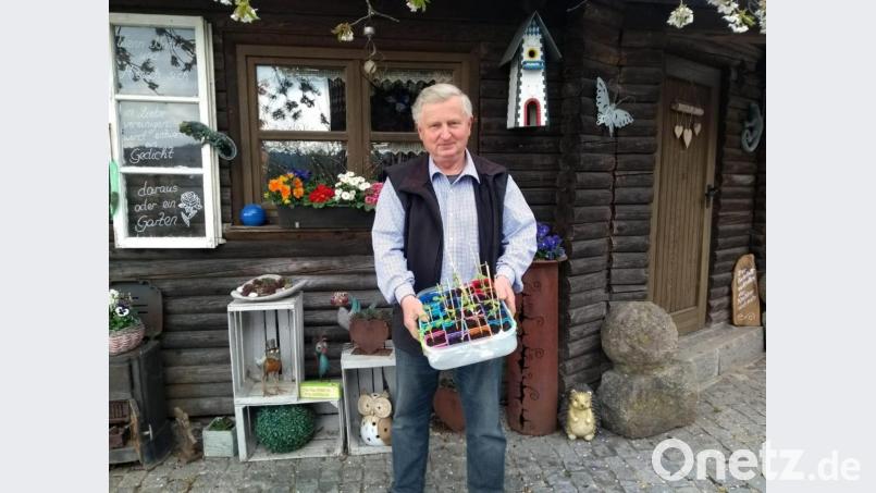 Josef Köppl, Vorsitzender des GOV Thanstein, hat die Sonnenblumenpflanzen an die Kinder übergeben. Bild: rkp