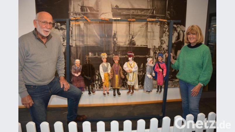 Hartmut und Anita Naefe präsentieren im Museum Mitterteich die Marionettenausstellung „Vom großen Theater auf kleiner Bühne“. Über 150 Puppen, vorwiegend aus Böhmen, werden vom Feiertag Christi Himmelfahrt an bis zum 22. August zu bestaunen sein. Bild: jr