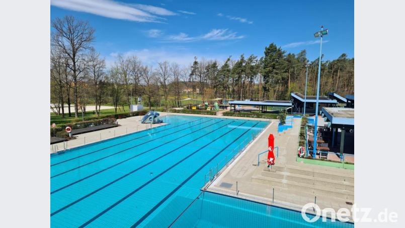 Mittlerweile ist das Wasser eingelassen. Das Waldbad steht für seine 43. Saison bereit. Bild: sne