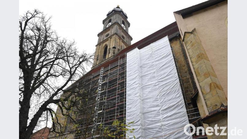 Die Basilika St. Martin ist wieder eingerüstet, diesmal auf der Rückseite. Nach dem Dach und dem Turm wird jetzt die Außenfassade saniert. Das geschieht abschnittsweise rundherum, so dass auch das Gerüst im Lauf der Zeit um die Kirche „wandern“ wird. Bild: Petra Hartl