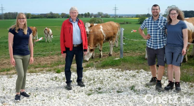Lehrerin Patricia Steinbauer und Amtsleiter Georg Mayer (von links) informierten sich am Hof von Maria und Ulrich Stangl (rechts) über die Weidehaltung der Kühe und die Umstellung auf Ökolandbau. Bild: Hirsch