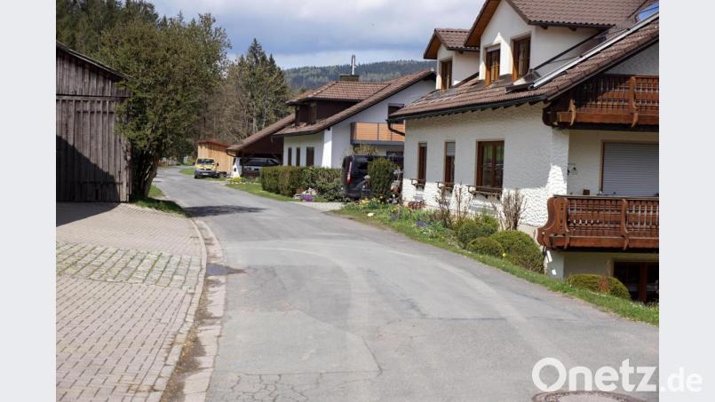 Die Schwellen auf der Straße in das Flötztal sind abgebaut. Drei neue, etwas breiter und nicht so hoch wie die bisherigen, beschloss der Gemeinderat. Dazu kommt eine Geschwindigkeitsbegrenzung auf 30 km/h zum Schutz der Kinder. Bild: bkr