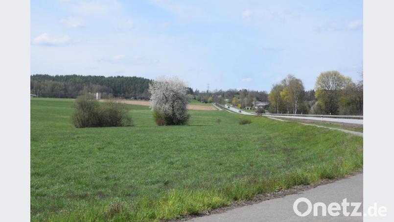 Die Bundesstraße 22. Rechts davon Bechtsrieth, links Trebsau. Eine Trasse hier würde die Gemeinde noch mehr spalten und weitere Entwicklungsmöglichkeiten verhindern, ist sich Bürgermeister Markus Ziegler sicher. Bild: fz