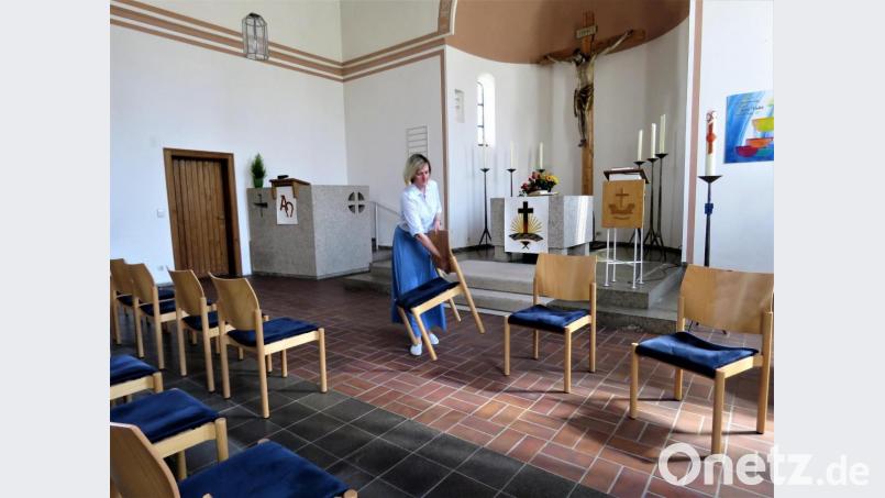 Mit einigen Stuhlreihen hat Pfarrerin Dr. Stefanie Schön erste Tests gemacht, wie ein Gottesdienst auch ohne Kirchenbänke funktioniert. Bild: ubb