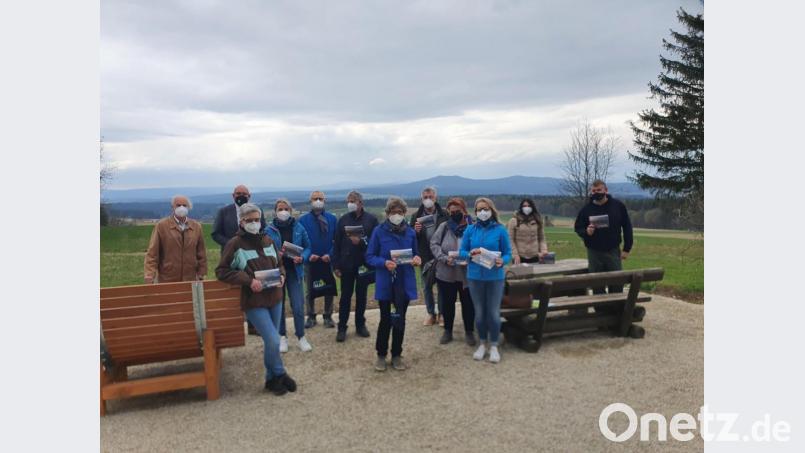 Die Marktredwitzer Tourist-Info und der Fichtelgebirgsverein präsentierten beim Marktredwitzer Haus die neue Wanderbroschüre mit Touren durch Fichtelgebirge und Steinwald. Bild: Biczysko/fph