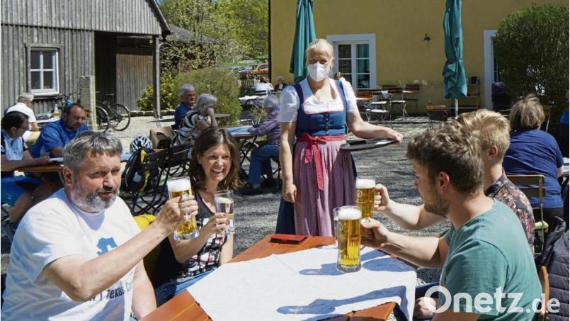 Familie Pickert aus Poppenreuth nutzte am Montag die Gelegenheit, endlich wieder in einer Gaststätte Essen zu gehen. Ende Oktober hatte sie das letzte Mal Gelegenheit dazu. Bild: Eger
