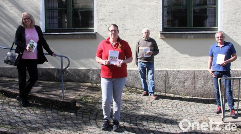 Christine Gärtner (Nachbarschaftshilfe Pullenreuth), Seniorenbeauftragte Sandra Pinzer, Hans Spörrer und Bürgermeister Hubert Kraus (von links) stellten die Geschenkidee zum Muttertag und zum bevorstehenden Vatertag am Rathaus vor. Bild: wro