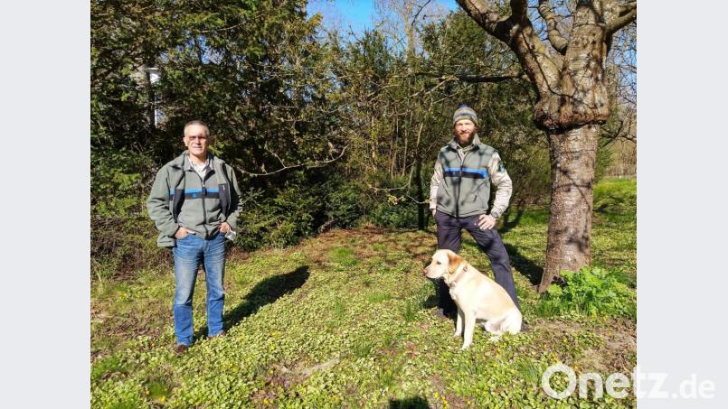 Forstdirektor Dirk Lüder, der Leiter des Bereichs Forsten am Amt für Ernährung, Landwirtschaft und Forsten (AELF) Tirschenreuth und Forstamtsrat Martin Wittmann (rechts) mit seinem Jagdhund Bhanu. Bild: jzk