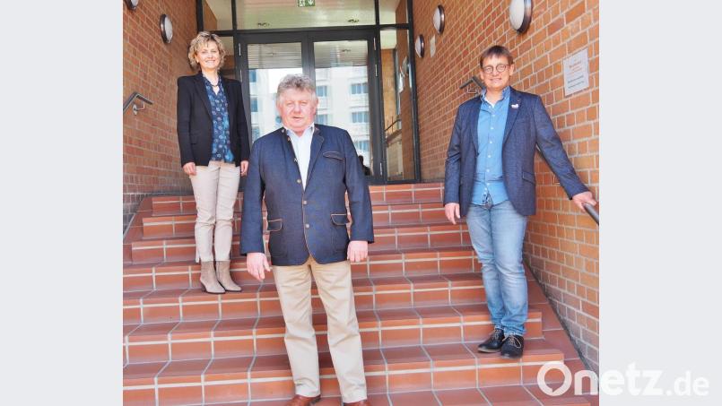 "Gehen wir's an" sagt der neue Kreishandwerksmeister Erich Sperber (vorne). Unterstützung hat er von Kreishandwerkerschafts-Geschäftsführerin Christa Neubauer-Kreutzer und seinem Stellvertreter Engelbert Schicker. Bild: Bühner