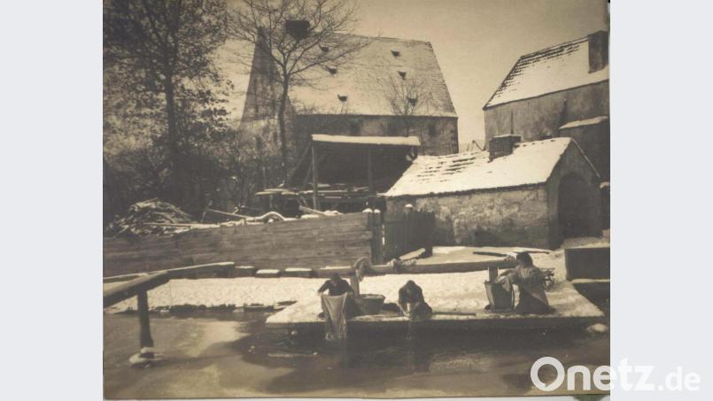Die Hausarbeit war früher alleinige Aufgabe der Frauen. Wäschewaschen in einer Waschmaschine? Fehlanzeige. Die Grafenwöhrer Damen mussten Kleidung noch im Stadtweiher sauber schrubben. Bild: Archiv Kultur- und Militärmuseum Grafenwöhr