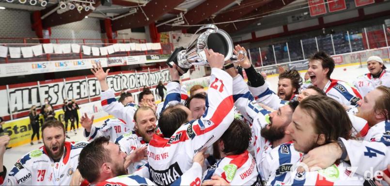 Grenzenloser Jubel: Die Selber Wölfe feiern den Gewinn der deutschen Oberliga-Meisterschaft und den Aufstieg in die DEL2. Bild: Florian Petrow/exb
