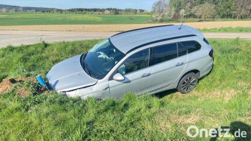 Das Auto landet nach dem Ausweichmanöver im Straßengraben. Der Fahrer zieht sich mittelschwere Verletzungen zu, der Schaden am Fahrzeug beträgt etwa 6000 Euro. Bild: Gustl Beer