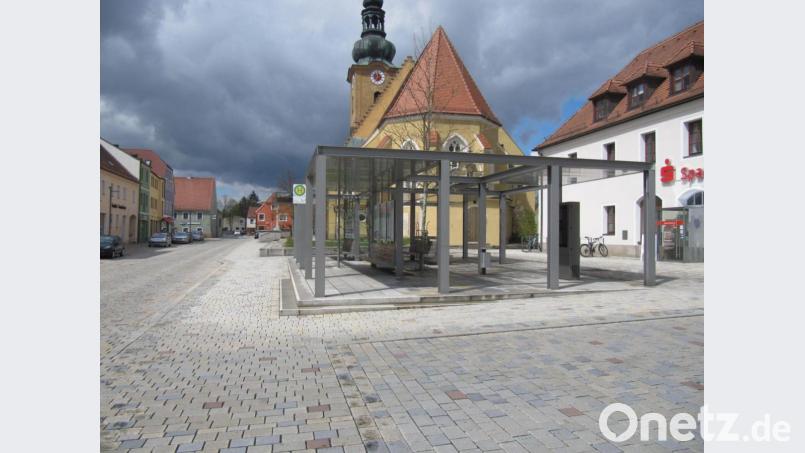 Die Sitzbänke am Hirschauer Infopoint sind nur unzureichend vor Regen geschützt. Der Stadtrat verweist dieses Problem an den Bauausschuss. Bild: fg