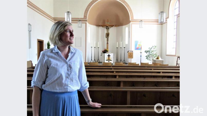 Pfarrerin Dr. Stefanie Schön möchte ihre Visionen einer modernen Kirche als Begegnungsstätte für Jung und Alt auch äußerlich umsetzen. Sie hat große Pläne für eine Umgestaltung des kompletten Kirchenschiffs der Erlöserkirche. Unter anderem möchte sie die starren Kirchenbänke durch lockere Stuhlreihen ersetzen. Bild: ubb