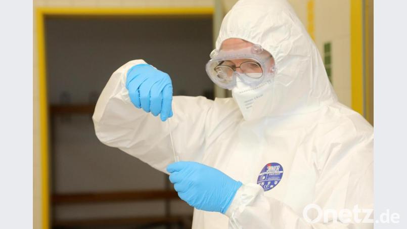 Ein Helfer in einer Schnellteststation des BRK hat einen Abstrich genommen. Für den Testwilligen heißt es jetzt: Warten. Rund 15 Minuten dauert es, bis das Ergebnis feststeht. Bild: Wolfgang Steinbacher