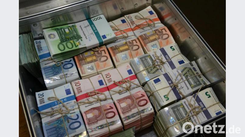 Eine gut gefüllte Stadtkasse. Das war einmal. Wegen der Pandemie zeichnen sich neue Darlehensaufnahmen ab. Laut Angaben des Finanzreferats könnte sich der Schuldenstand bis 2024 auf fast 72 Millionen Euro erhöhen. Symbolbild: Petra Hartl