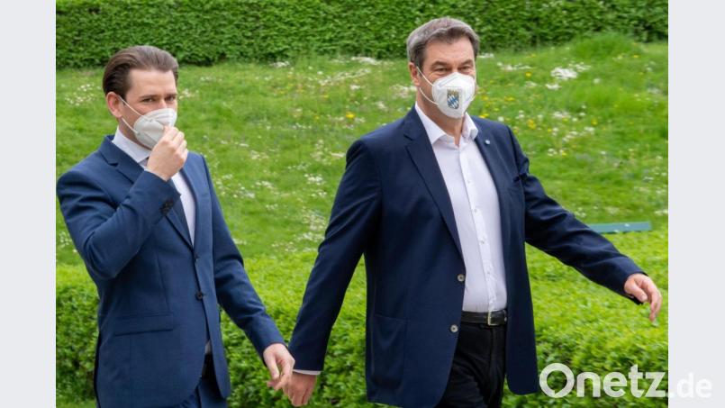 Markus Söder (r, CSU), Ministerpräsident von Bayern, geht mit Sebastian Kurz, Bundeskanzler von Österreich, nach einer gemeinsamen Pressekonferenz durch den Hofgarten der bayerischen Staatskanzlei. Bild: Peter Kneffel/dpa