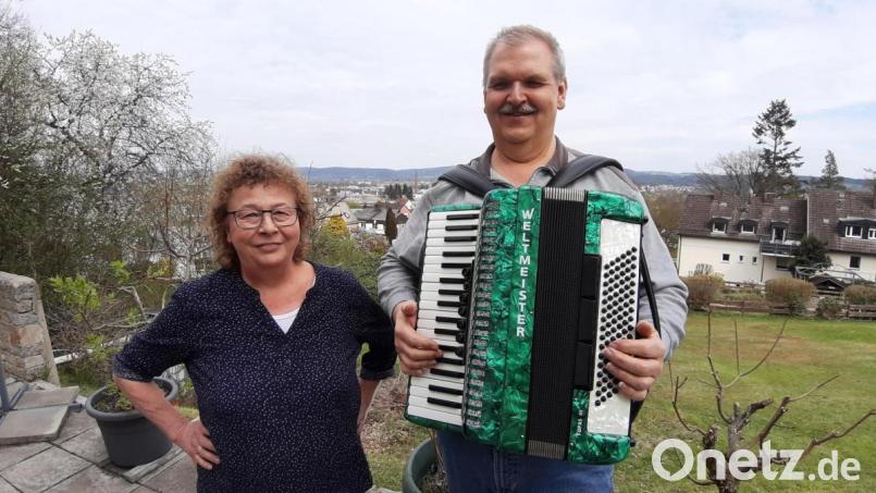 Ursula und Thomas Schreier singen auf der Terrasse ihres Anwesens ihr Weiden-Lied. Bild: Kunz