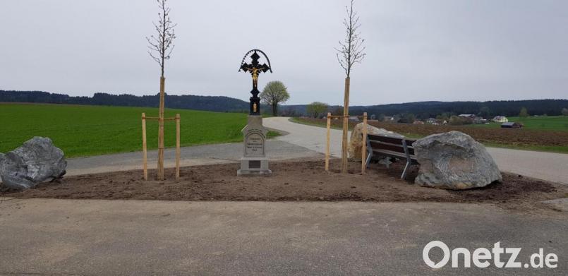 Das "Thamerbauern"-Marterl, direkt an der Zufahrt nach Kößing, flankieren jetzt zwei Stadtbirnenbäume. Die Stadt übernahm die Kosten, die Besitzer Günther und Robert Lehner pflanzten die Bäume. Bild: dob