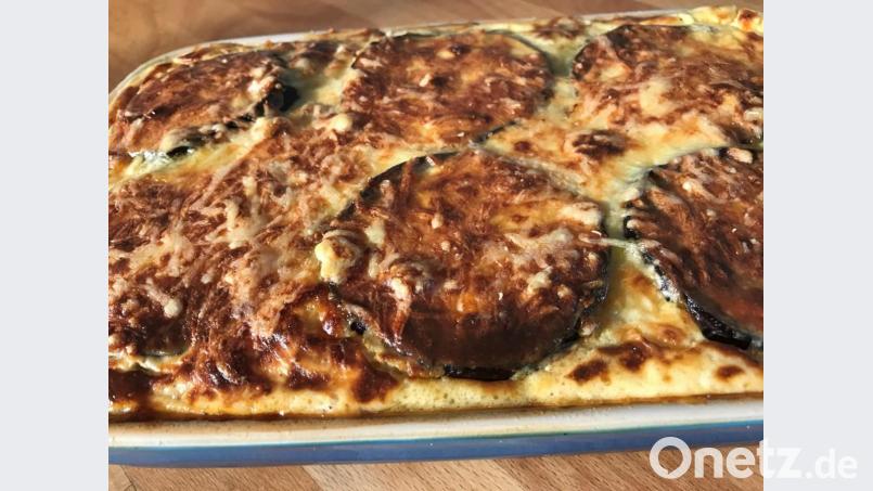 Schicht für Schicht kommen Auberginen, Hackfleisch und Tomaten in die Auflaufform. Mit Joghurt und Käse wird er knusprig braun überbacken. Bild: Michael Schiffer