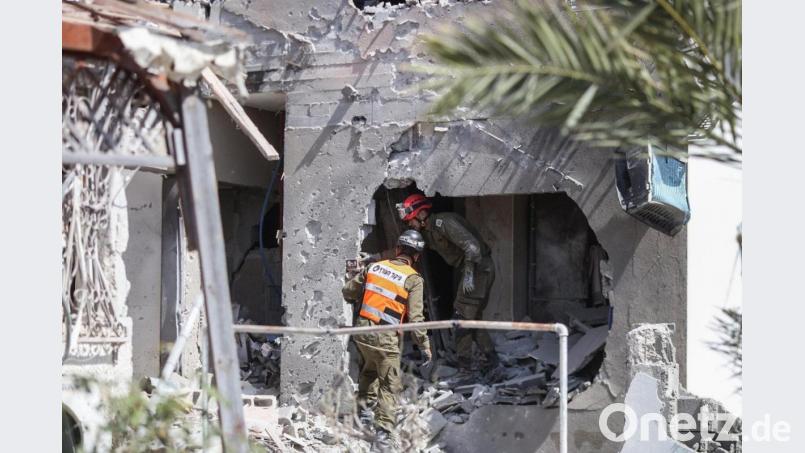 Rettungskräfte inspizieren ein beschädigtes Gebäude in der israelischen Stadt Aschkelon, nachdem es von Raketen getroffen wurde, die aus dem Gazastreifen abgefeuert wurden. Bild:  Ilia Yefimovich/dpa