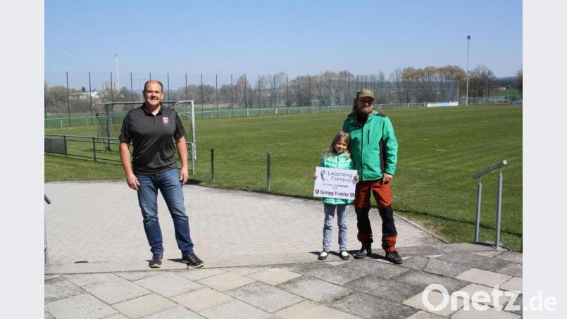 Starke Partner: Ein für beide Seiten fruchtbares Geben und Nehmen erwarten die Spielvereinigung Trabitz (links: Vorsitzender Martin Pepiuk) und Pädagogikdienstleister Learning Campus (rechts: Co-Geschäftsführer Stephan Müller mit Tochter) von ihrer frisch geknüpften Kooperation. Bild: bjp